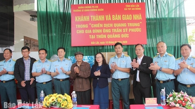 Trường Sĩ quan Không quân bàn giao nhà trong Chiến dịch Quang Trung tại xã Tuy An Đông