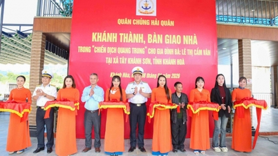 Quang Trung Campaign: Naval Region 4 attends inauguration ceremony and hands over houses to people.