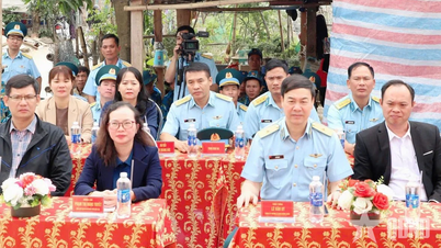 Sekolah Latihan Pegawai Tentera Udara telah menyerahkan dua buah rumah semasa "Kempen Quang Trung".
