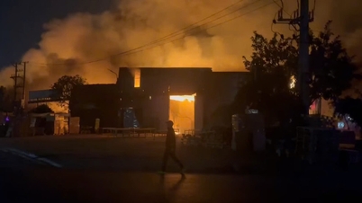 A major fire broke out overnight, burning down many factories in Lac Dao commune.