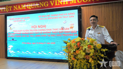 กองเรือที่ 129 ของกองทัพเรือสหรัฐฯ จัดกิจกรรมรณรงค์สร้างความตระหนักรู้เกี่ยวกับการประมงผิดกฎหมาย และมอบของขวัญให้แก่ชาวประมงในเมืองดานัง