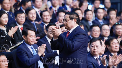 Premierminister Pham Minh Chinh nimmt an der Jahresendkonferenz 2025 des vietnamesischen Fernsehens teil.