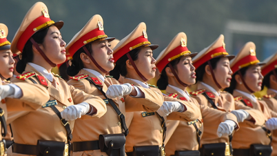 ตำรวจแสดงให้เห็นถึงความเชี่ยวชาญระดับมืออาชีพในระหว่างพิธีส่งกำลังพลรักษาความปลอดภัยที่ทำหน้าที่คุ้มครองการประชุมพรรค