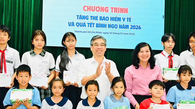 มอบบัตรประกันสุขภาพและของขวัญให้แก่ผู้ที่อยู่ในสถานการณ์ยากลำบาก