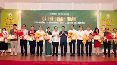 Pengerusi Jawatankuasa Rakyat wilayah An Giang, Ho Van Mung, telah mempengerusikan program "Kopi Ahli Perniagaan" pada Januari 2026.