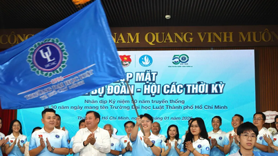 Hai Phong Şehri Parti Sekreteri Le Tien Chau, Ho Chi Minh Şehri Hukuk Üniversitesi'nin eski Gençlik Birliği ve Öğrenci Birliği yetkililerinin bir araya geldiği bir toplantıya katıldı.