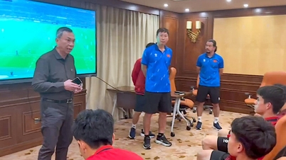 De leiding van de VFF moedigt het Vietnamese U23-team aan in aanloop naar de cruciale wedstrijd tegen Saoedi-Arabië U23.