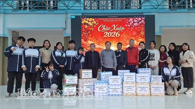 De jongeren van de gemeente Lac Dao brengen "Lente Vrijwilligerswerk" naar studenten in het bergachtige gebied van Lao Cai.