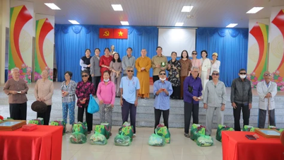 The Dong Thap Provincial Association of the Blind presented 195 gifts to blind people.