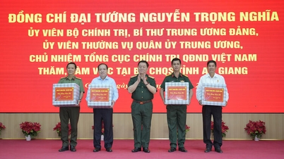 Jeneral Nguyen Trong Nghia mempersembahkan kemenyan untuk memperingati para syahid yang heroik dan individu yang berjasa serta mempersembahkan hadiah di An Giang.