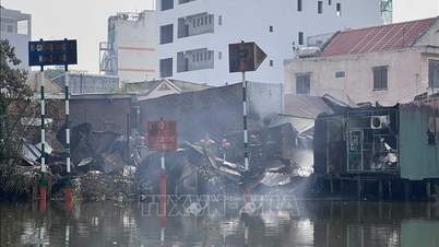 Ciudad Ho Chi Minh: Una casa detrás del mercado de Binh Trung se incendia, causando importantes daños materiales.
