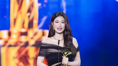 Mademoiselle Thien An reçoit le prix de l'actrice la plus populaire.