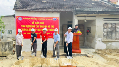 Construction begins on 10 Red Cross houses for households in Dien Dien commune.