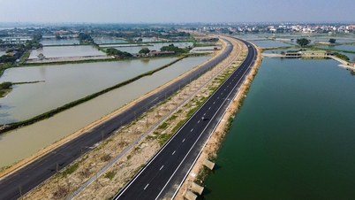 Panoramatický pohled na 41 km dlouhou silnici v hodnotě přes 6 bilionů VND, která se v současné době staví v Hanoji.