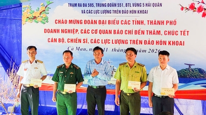 Đoàn công tác tỉnh Vĩnh Long chúc Tết cán bộ, chiến sĩ trên đảo Hòn Khoai