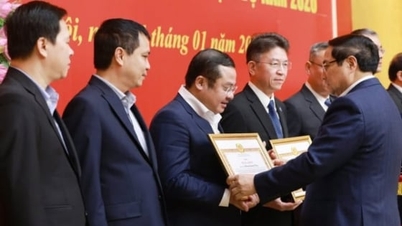 Tajemník stranického výboru Vinachem Phung Quang Hiep přebírá od premiéra pochvalný certifikát.