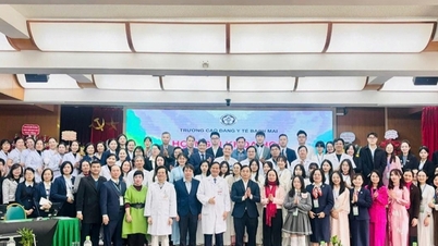 The youth of Bach Mai Hospital are actively promoting and innovating scientific research for public health.