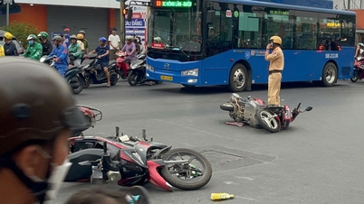 Perlanggaran beberapa kenderaan yang melibatkan sebuah kereta dan lima motosikal menyebabkan beberapa orang cedera.