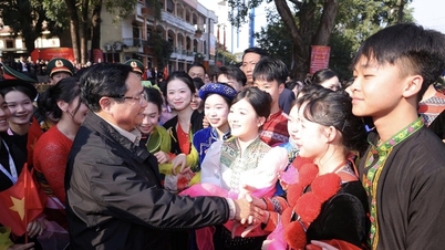 Prime Minister Pham Minh Chinh: Building schools in mountainous areas and for ethnic minorities to spread literacy and protect the nation.