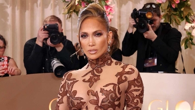 Jennifer Lopez, mająca prawie 60 lat, wciąż zachwyca fanów prześwitującą sukienką, która odsłania jej seksowne kształty.