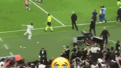 Un joueur du Real Madrid devient la risée de tous après avoir donné un coup de pied dans une bouteille d'eau et être tombé.