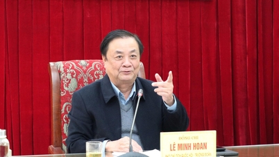 Deputy Speaker of the National Assembly Le Minh Hoan supervises and inspects the election process in Tran Yen commune.