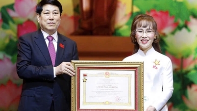 La multimillonaria Nguyen Thi Phuong Thao recibe el título de Héroe del Trabajo: sus activos en el mercado de valores superan los 47.000 billones de VND.