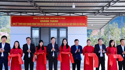 El secretario del Partido Provincial de Lam Dong, Y Thanh Ha Nie Kdam, asistió a la inauguración de 17 casas de la "Campaña Quang Trung" en la comuna de D'ran.