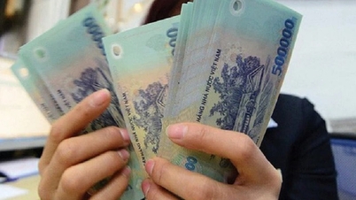 기업들이 2026년 설날 보너스 지급 준비에 분주히 움직이고 있으며, 일부 기업은 1인당 최대 1억 VND까지 지출하고 있다.
