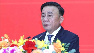 Mempromosikan peran inti politik dalam membangun persatuan nasional.
