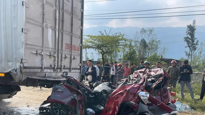 Das Auto wurde bei dem Unfall schwer beschädigt, und drei Personen wurden schwer verletzt.