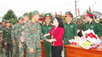 [Foto] Hjerteskjærende avskjedsøyeblikk når soldater som deltar i «Quang Trung-kampanjen» i Dak Lak vender tilbake til enhetene sine.