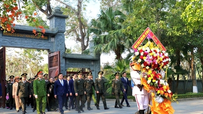 Đoàn đại biểu Đảng ủy Công an Trung ương, Bộ Công an dâng hoa, dâng hương tưởng niệm Chủ tịch Hồ Chí Minh