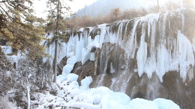 雪の季節の九寨溝の非現実的な風景。
