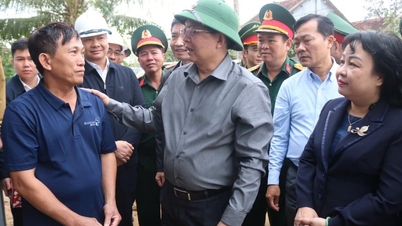 Der stellvertretende Premierminister Ho Quoc Dung besucht von Überschwemmungen betroffene Familien in der Gemeinde Hoa Thinh.