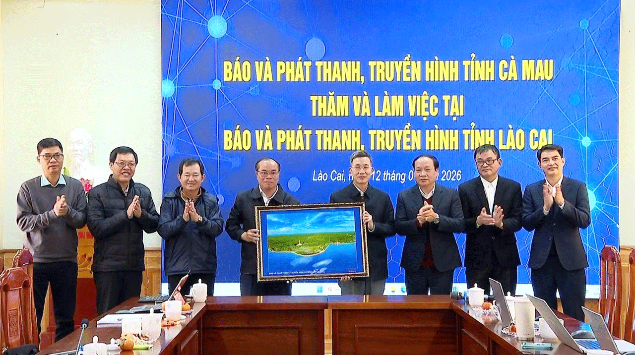 কা মাউ সংবাদপত্র এবং রেডিও ও টেলিভিশন স্টেশন লাও কাই সংবাদপত্র এবং রেডিও ও টেলিভিশন স্টেশন পরিদর্শন করে এবং তাদের সাথে কাজ করে।