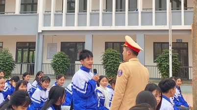 Lao Cai İl Emniyet Müdürlüğü Trafik Polis Departmanı, öğrencilere güvenli motosiklet sürüş becerilerini öğretmek ve bu konuda rehberlik etmek için çabalarını artırıyor.