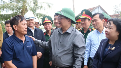 Ho Quoc Dung miniszterelnök-helyettes meglátogatja az árvizek sújtotta embereket Dak Lakban.