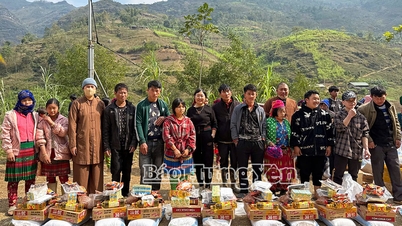 ชมรมอาสาสมัครเยาวชนไทยบิ่ญ มอบของขวัญให้แก่ประชาชนในเมืองตวนกวางและซอนลา