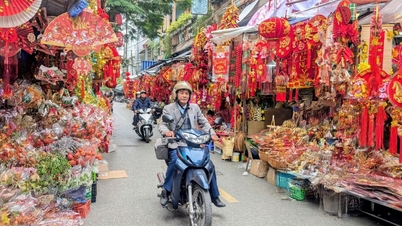 Pasaran untuk hiasan Tahun Baru Cina bermula lebih awal.