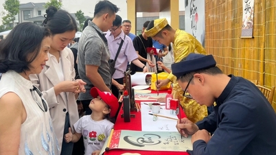 Nauczycielka w Ho Chi Minh City: „Wpłacę 70 milionów VND z mojej premii Tet na konto oszczędnościowe”.