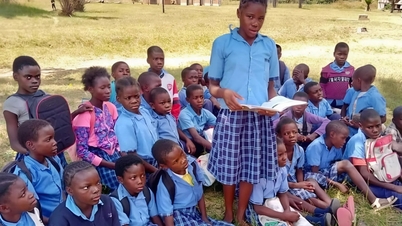 As políticas de educação gratuita ajudaram mais de 2,3 milhões de crianças zambianas a retornar à escola.