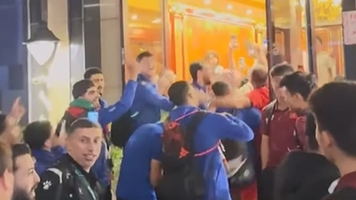 Video ukazuje jordánský tým do 23 let, jak oslavuje a děkuje vietnamskému týmu do 23 let.
