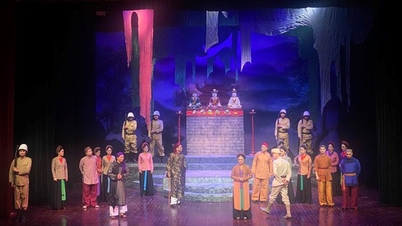 As melodias vibrantes da ópera tradicional vietnamita (cheo e cai luong) dão as boas-vindas ao 14º Congresso Nacional do Partido.