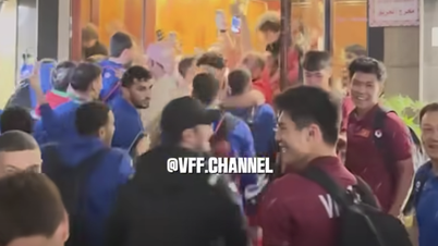 تُظهر صور مثيرة للاهتمام فريق الأردن تحت 23 عامًا وهو يتوجه إلى فندق فريق فيتنام تحت 23 عامًا للاحتفال ببلوغ ربع النهائي معًا: أمر رائع للغاية!