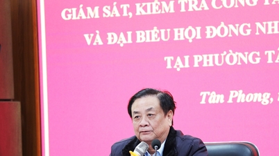 Timbalan Yang Dipertua Dewan Undangan Negeri Le Minh Hoan menyelia dan memeriksa kerja-kerja pilihan raya di wad Tan Phong, wilayah Lai Chau.