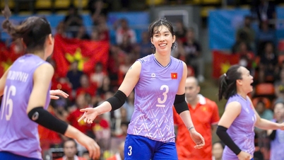 Thanh Thúy підкорює вершину.