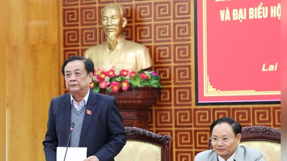 Místopředseda Národního shromáždění Le Minh Hoan dohlíží na volební proces v Lai Chau a kontroluje ho.