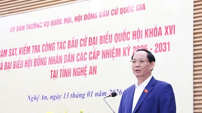 អនុប្រធានរដ្ឋសភា ឧត្តមសេនីយ៍ឯក ត្រឹន ក្វាង ភឿង ត្រួតពិនិត្យការងារបោះឆ្នោតនៅខេត្តង៉េអាន។
