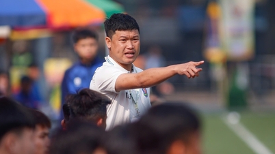 Dong Trieu's "parel" uit het team van voorzitter Duc maakt grote indruk met het team van FPT Polytechnic College.